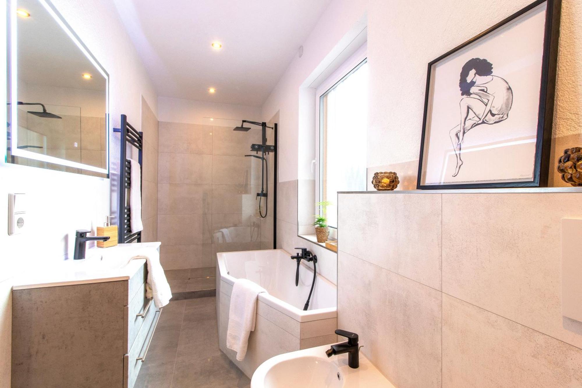 Stilvolles City-Apartment I Netflix I Wlan L Stellplatz I Zentral Schwarzenberg  Buitenkant foto