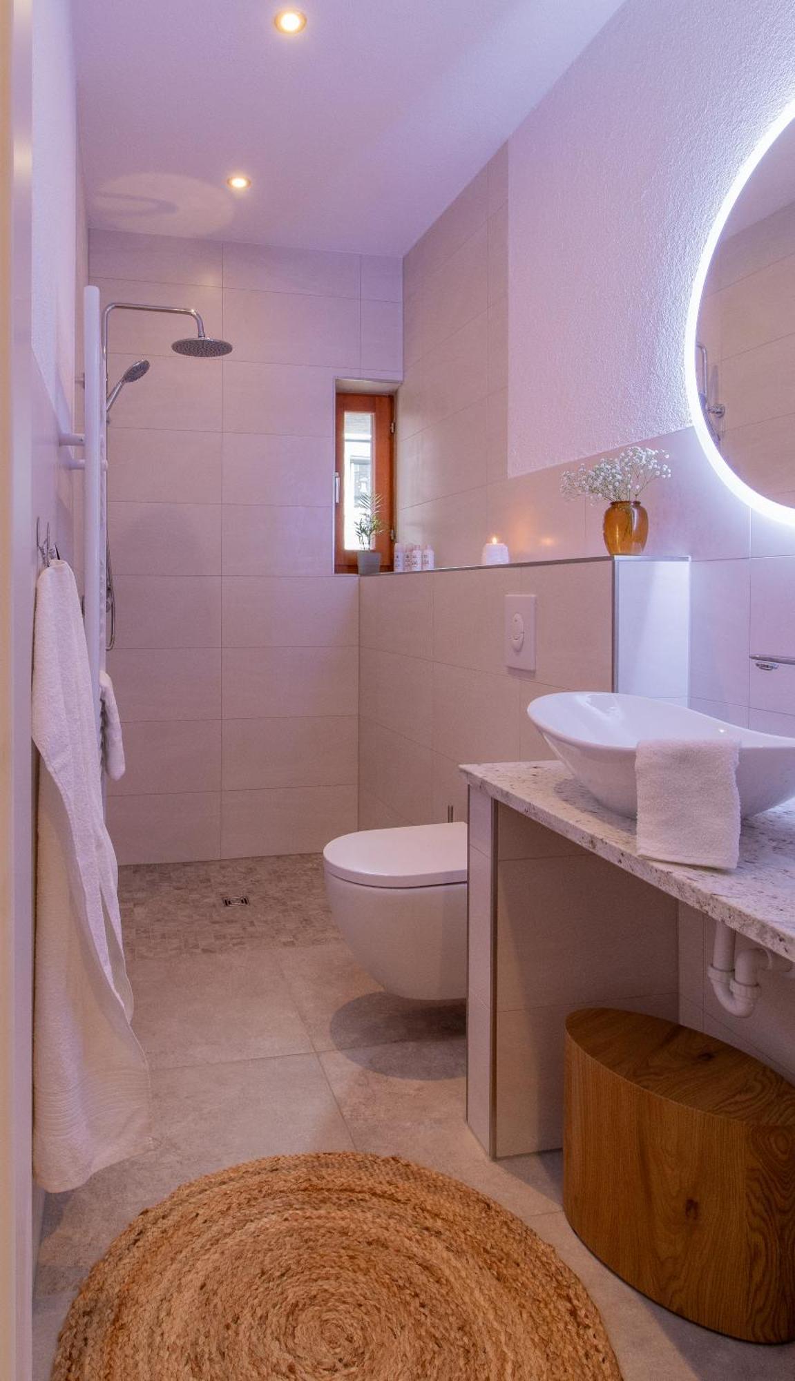 Stilvolles City-Apartment I Netflix I Wlan L Stellplatz I Zentral Schwarzenberg  Buitenkant foto