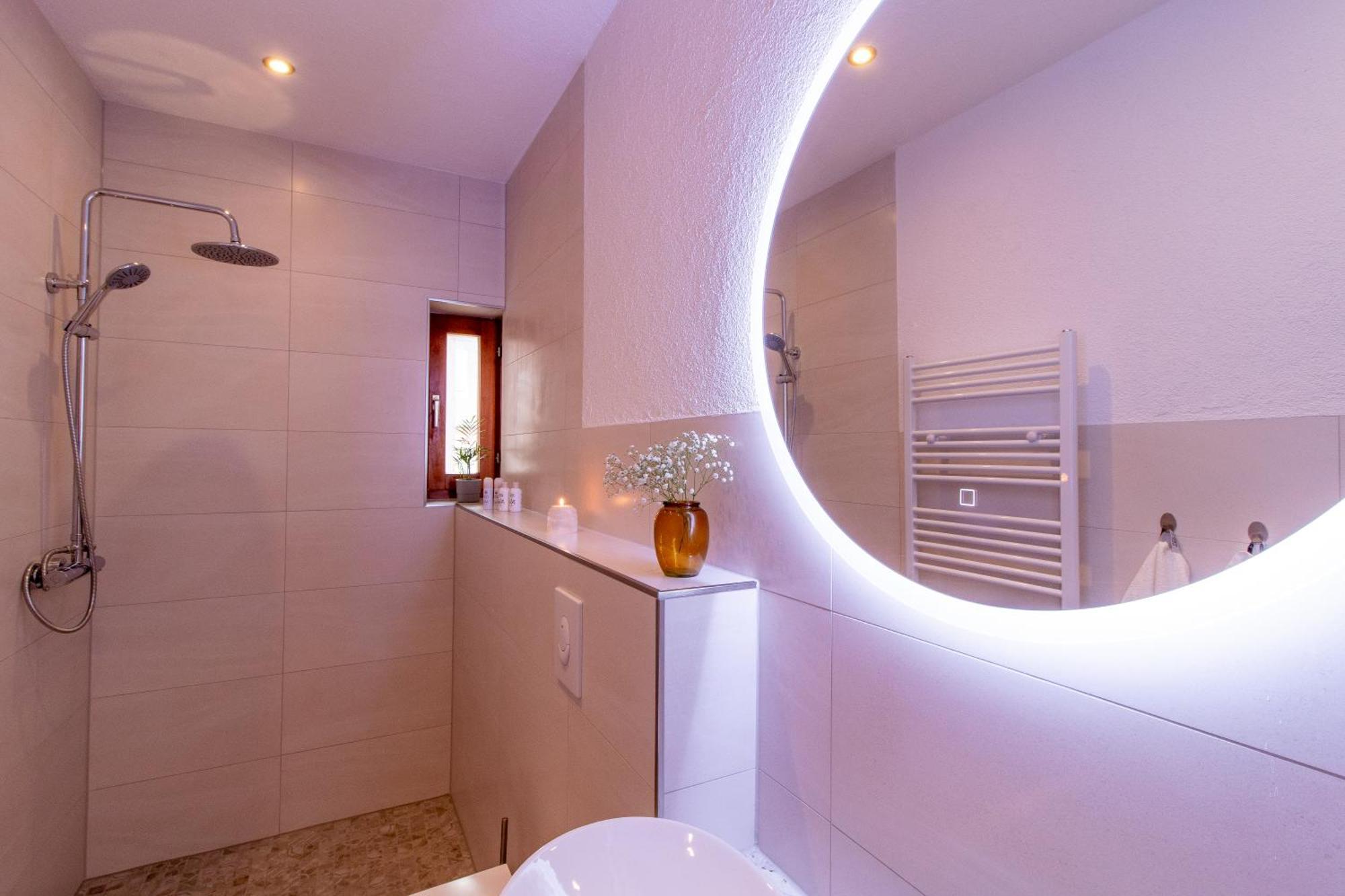 Stilvolles City-Apartment I Netflix I Wlan L Stellplatz I Zentral Schwarzenberg  Buitenkant foto