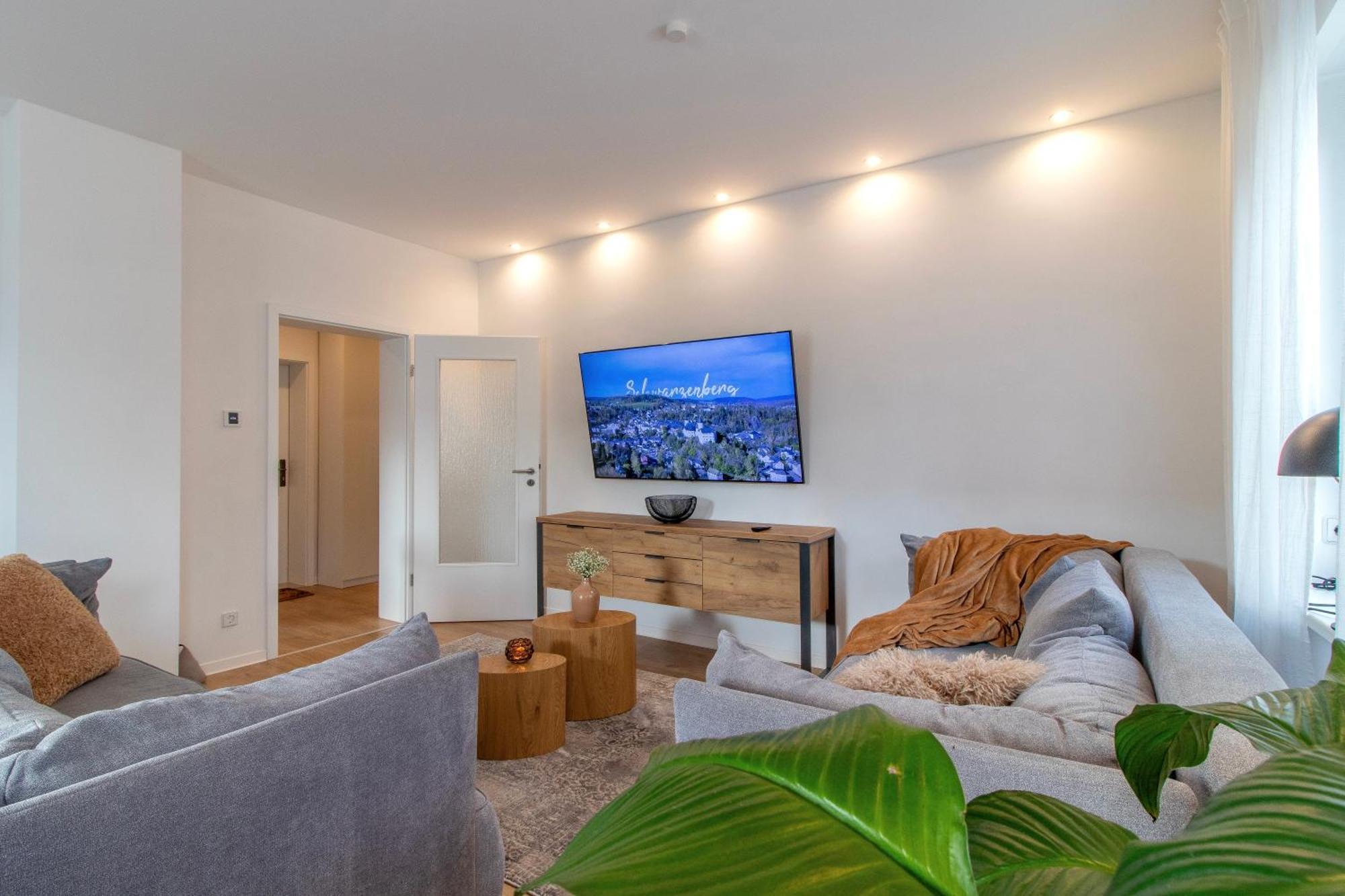Stilvolles City-Apartment I Netflix I Wlan L Stellplatz I Zentral Schwarzenberg  Buitenkant foto